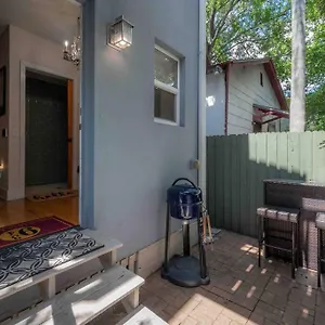 Holiday home Nawlins Vibe With Rooftop Verandah Near Riverwalk And Downtown, Tampa